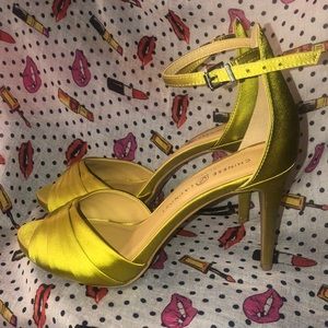 Green satin ankle strap peek toe heels 💚💚💚